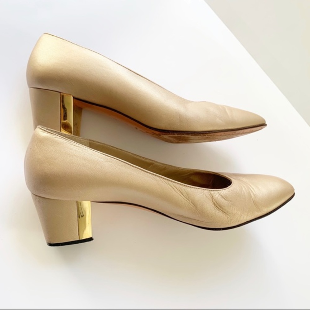 HIGH PUMPS IN CREAM GLOSSY CALFSKIN ATTACHED GOLD CHAIN